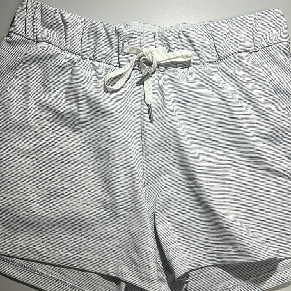 Lululemon On The Fly Short 2.5" Size 6 - Picture 2 of 9